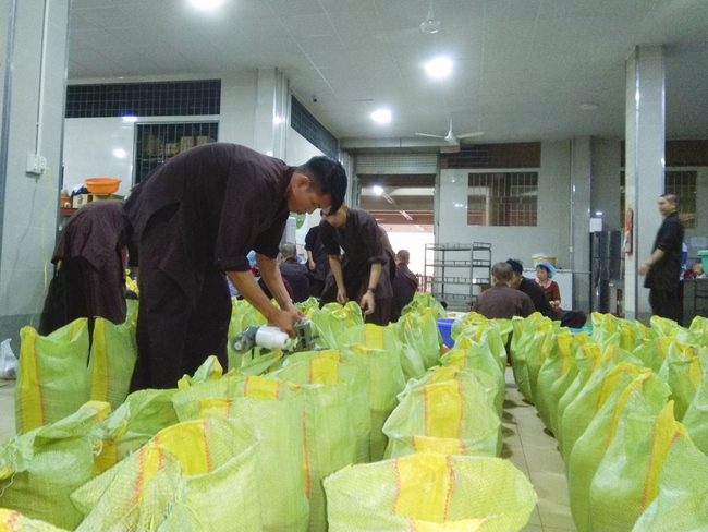 Support for the needy in Hoc Mon district in the epidemic season.