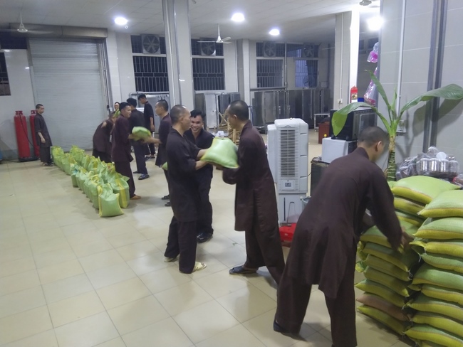 Support for the needy in Hoc Mon district in the epidemic season.