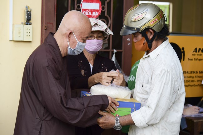 Donating rice for Hung Phap Pagoda, Dong Nai