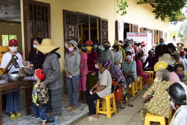 Donating rice for Hung Phap Pagoda, Dong Nai