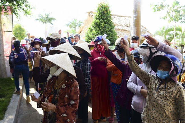Donating rice for Hung Phap Pagoda, Dong Nai