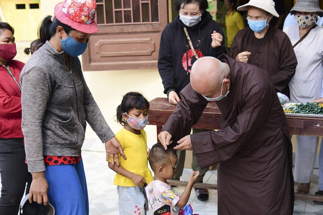 Donating rice for Hung Phap Pagoda, Dong Nai