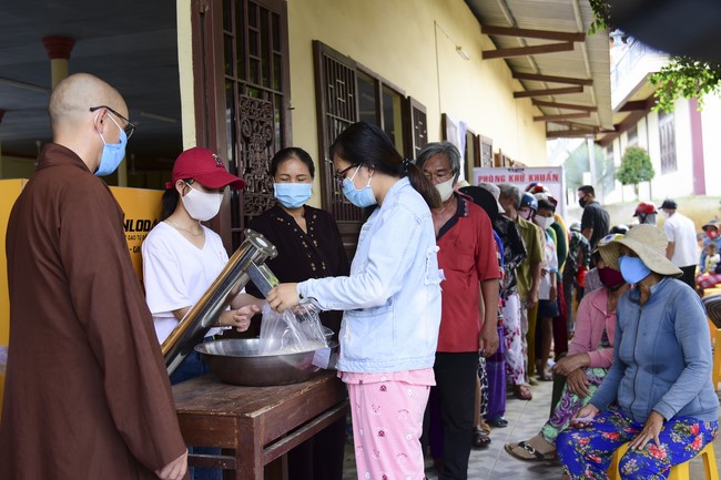 Donating rice for Hung Phap Pagoda, Dong Nai