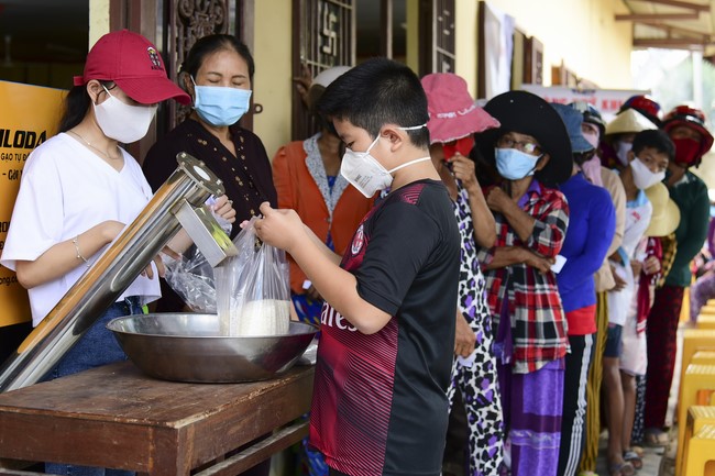 Donating rice for Hung Phap Pagoda, Dong Nai