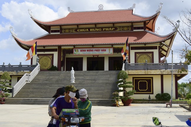 Donating rice for Hung Phap Pagoda, Dong Nai