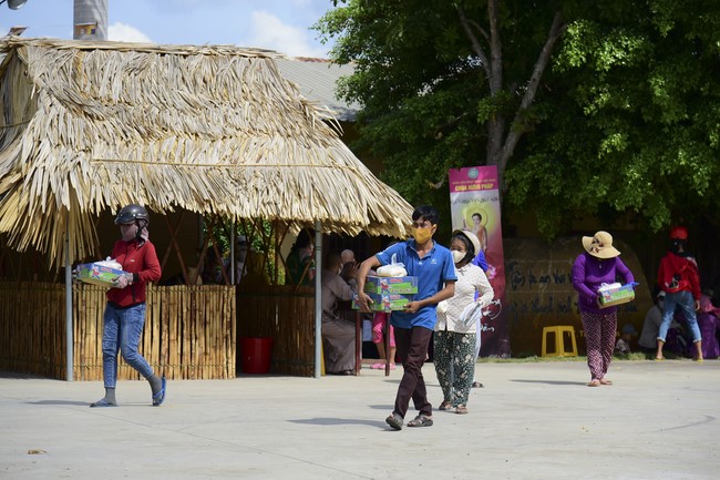 Donating rice for Hung Phap Pagoda, Dong Nai