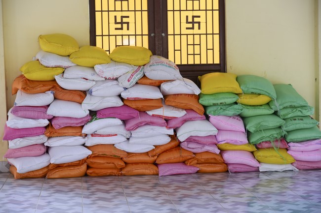 Donating rice for Hung Phap Pagoda, Dong Nai
