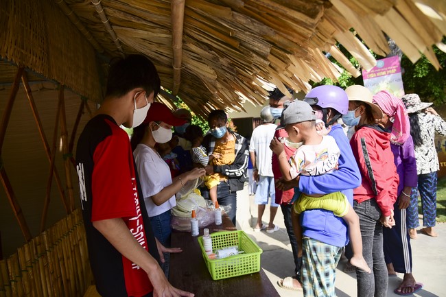 Donating rice for Hung Phap Pagoda, Dong Nai