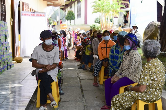 Donating rice for Hung Phap Pagoda, Dong Nai