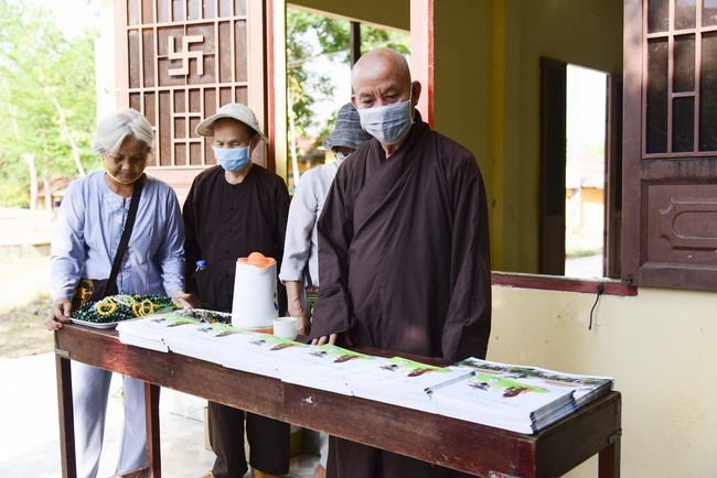 Donating rice for Hung Phap Pagoda, Dong Nai