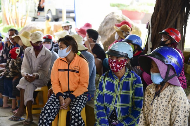 Donating rice for Hung Phap Pagoda, Dong Nai