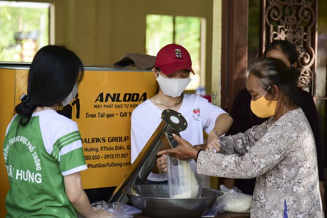 Donating rice for Hung Phap Pagoda, Dong Nai