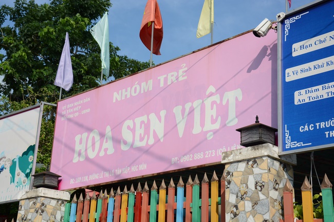 Giving gifts to private preschool in Tan Hiep, Hoc Mon.