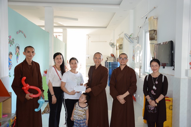 Giving gifts to private preschool in Tan Hiep, Hoc Mon.