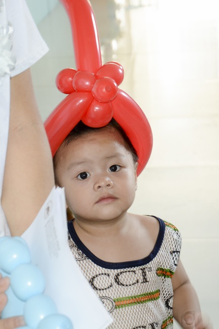 Giving gifts to private preschool in Tan Hiep, Hoc Mon.