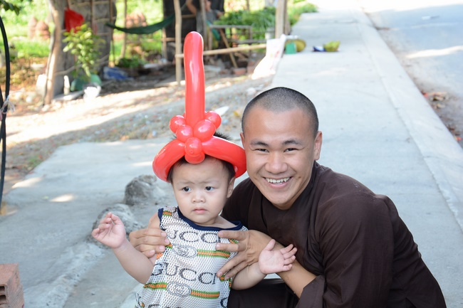 Giving gifts to private preschool in Tan Hiep, Hoc Mon.