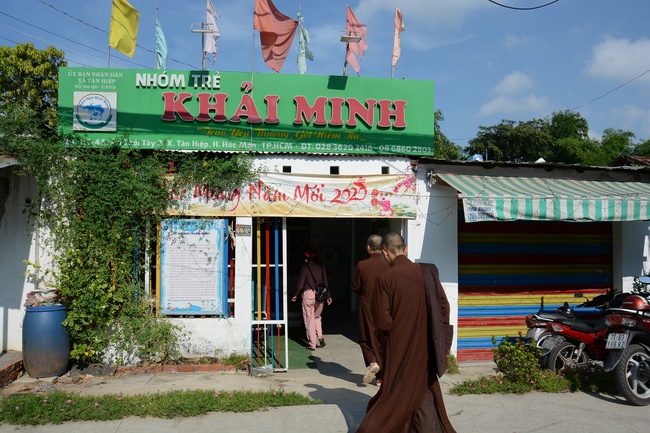 Giving gifts to private preschool in Tan Hiep, Hoc Mon.
