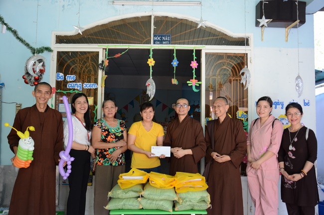 Giving gifts to private preschool in Tan Hiep, Hoc Mon.