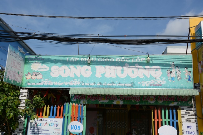 Giving gifts to private preschool in Tan Hiep, Hoc Mon.