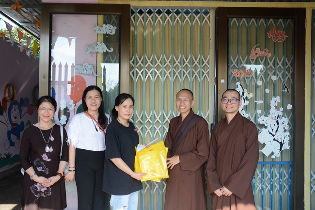 Giving gifts to private preschool in Tan Hiep, Hoc Mon.