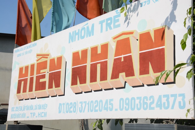 Giving gifts to private preschool in Tan Hiep, Hoc Mon.