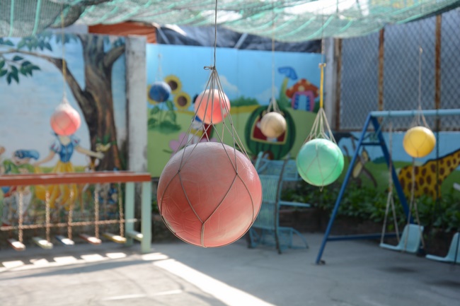 Giving gifts to private preschool in Tan Hiep, Hoc Mon.