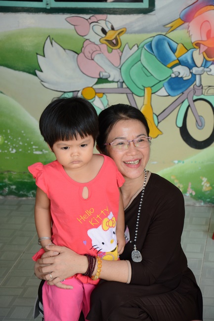 Giving gifts to private preschool in Tan Hiep, Hoc Mon.