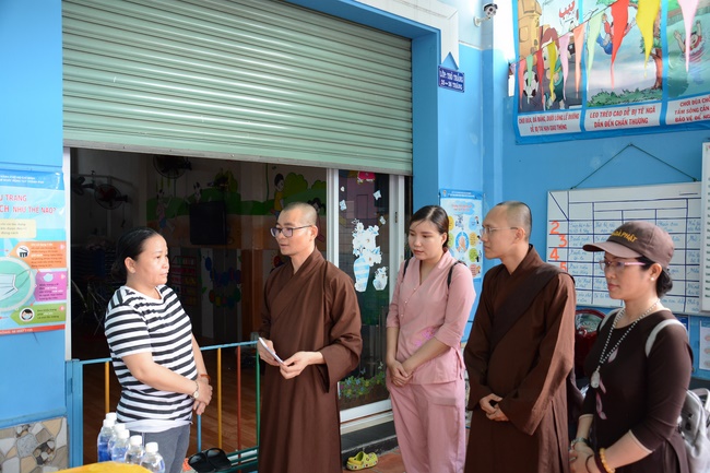 Giving gifts to private preschool in Tan Hiep, Hoc Mon.