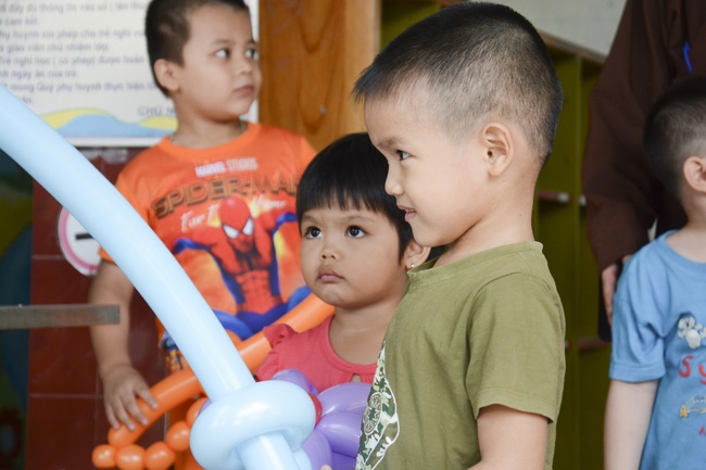 Giving gifts to private preschool in Tan Hiep, Hoc Mon.