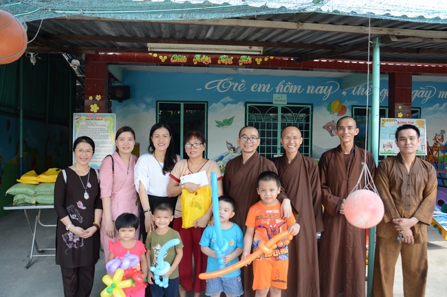 Giving gifts to private preschool in Tan Hiep, Hoc Mon.