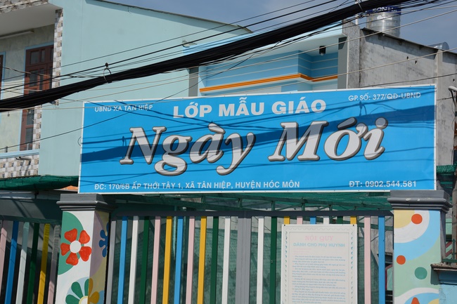 Giving gifts to private preschool in Tan Hiep, Hoc Mon.