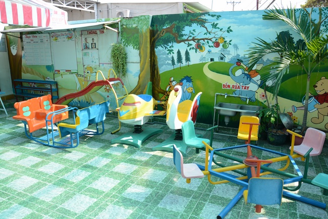 Giving gifts to private preschool in Tan Hiep, Hoc Mon.