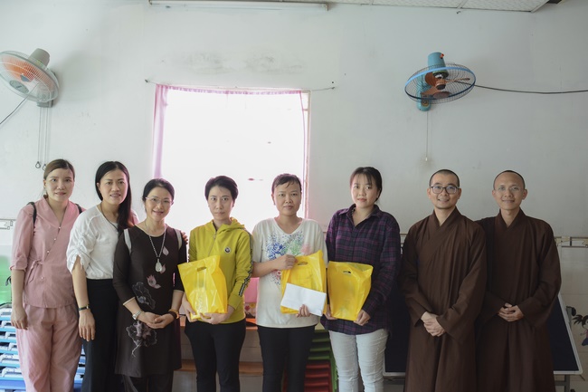 Giving gifts to private preschool in Tan Hiep, Hoc Mon.