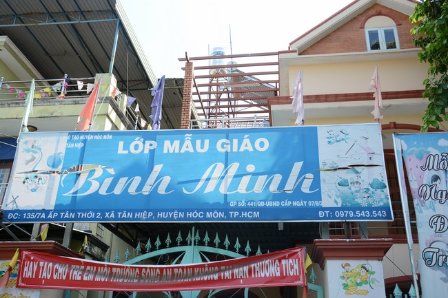 Giving gifts to private preschool in Tan Hiep, Hoc Mon.