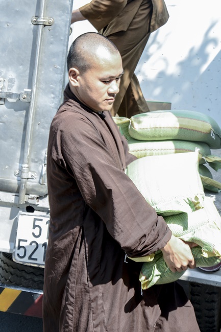 Giving gifts to private preschool in Tan Hiep, Hoc Mon.