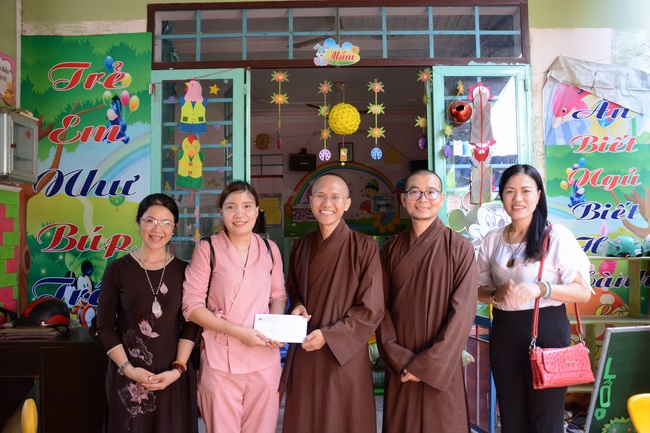 Giving gifts to private preschool in Tan Hiep, Hoc Mon.