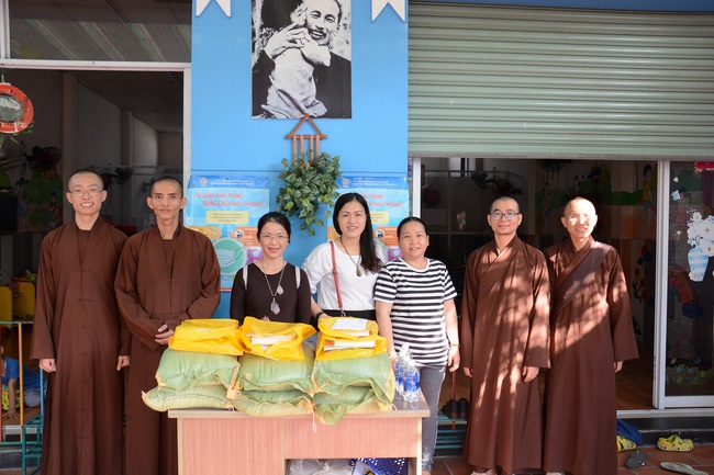 Giving gifts to private preschool in Tan Hiep, Hoc Mon.