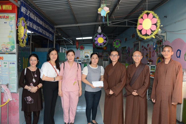 Giving gifts to private preschool in Tan Hiep, Hoc Mon.