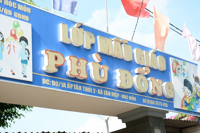 Giving gifts to private preschool in Tan Hiep, Hoc Mon.