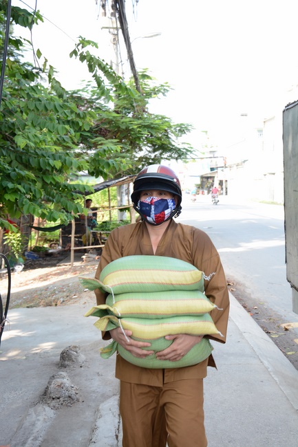 Giving gifts to private preschool in Tan Hiep, Hoc Mon.