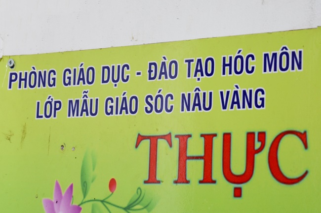 Giving gifts to private preschool in Tan Hiep, Hoc Mon.