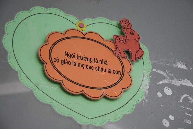 Giving gifts to private preschool in Tan Hiep, Hoc Mon.