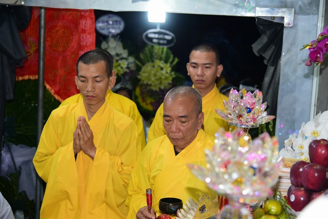 Chanting sutra, praying for the rebirth of spirit Mr. Nguyen Van Duc