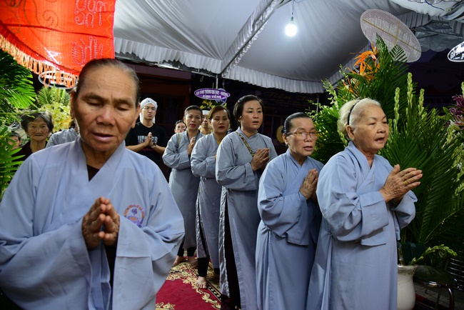 Chanting sutra, praying for the rebirth of spirit Mr. Nguyen Van Duc