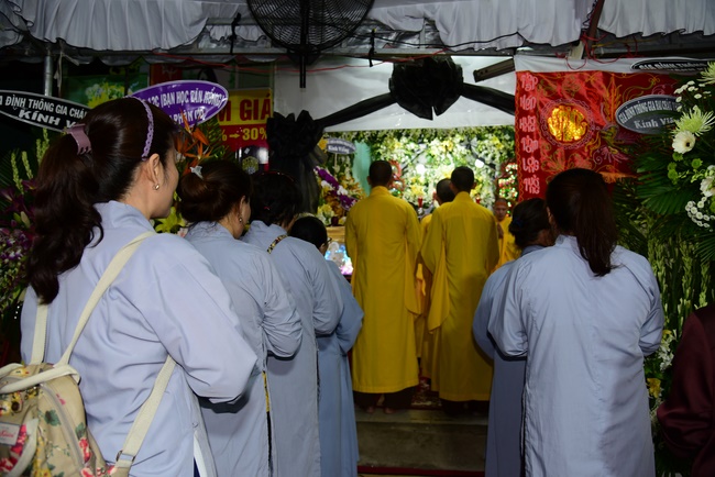 Chanting sutra, praying for the rebirth of spirit Mr. Nguyen Van Duc