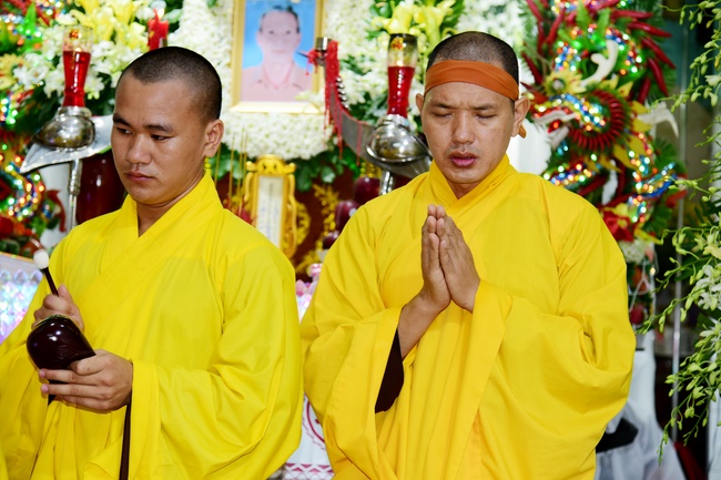 Chanting sutra, praying for the rebirth of spirit Mr. Nguyen Van Duc