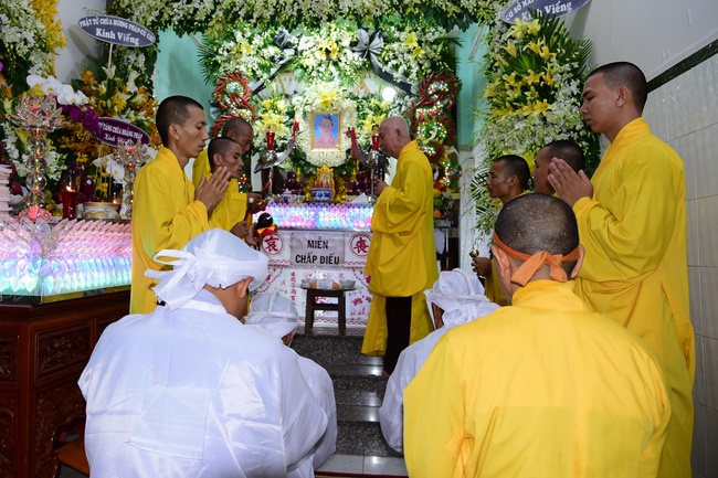 Chanting sutra, praying for the rebirth of spirit Mr. Nguyen Van Duc