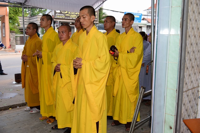 Chanting sutra, praying for the rebirth of spirit Mr. Nguyen Van Duc