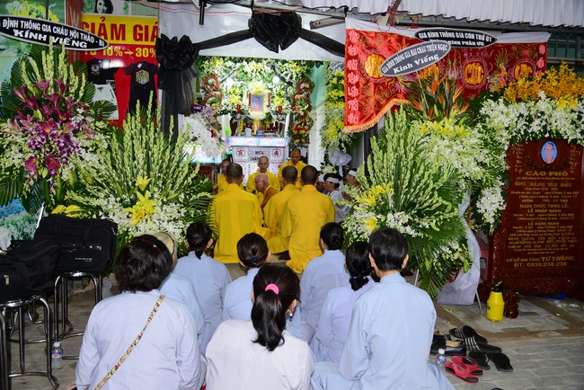 Chanting sutra, praying for the rebirth of spirit Mr. Nguyen Van Duc