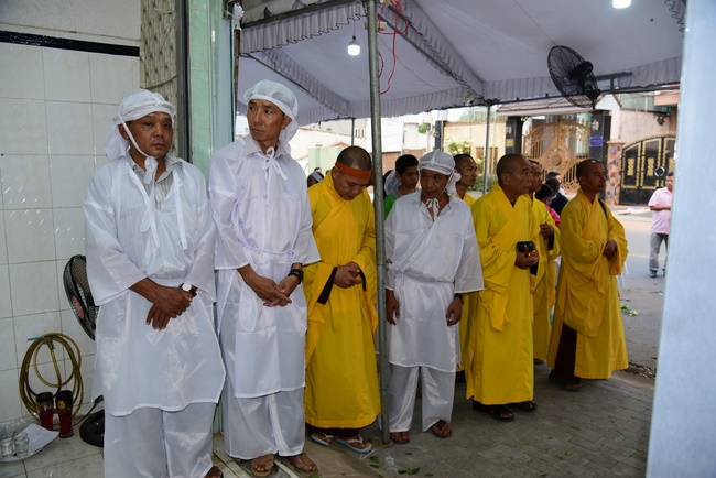 Chanting sutra, praying for the rebirth of spirit Mr. Nguyen Van Duc